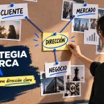 Persona definiendo una estrategia de marca con IA a partir del cliente, el mercado y el negocio